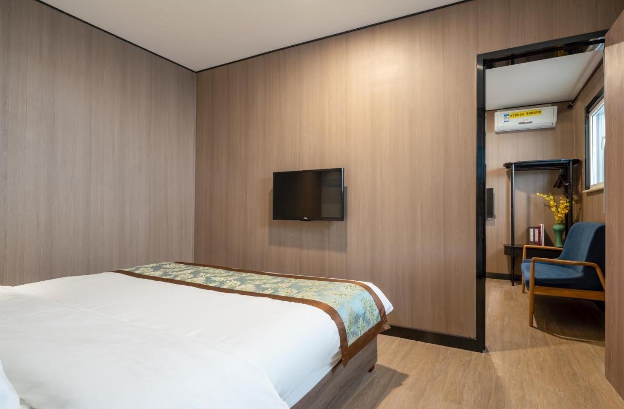 East Sacred Hotel ᴸᴱo---Foreign Accept---Tourism Service English-Speaking 丨 Near Tiananmen Forbidden City丨very Close To Metro Zhangzizhong And Beixinqiao 丨european Foot Ball English丨free Advance Tickets And Laundry Drying Service Coffee Snacks Pekin Dış mekan fotoğraf